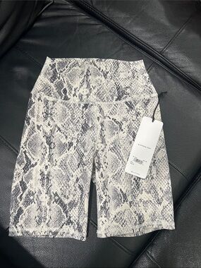 ALO YOGA snake skin vapor shorts in Bone